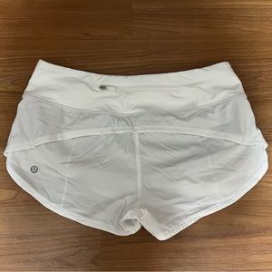 White Lululemon Speed up shorts 2.5”